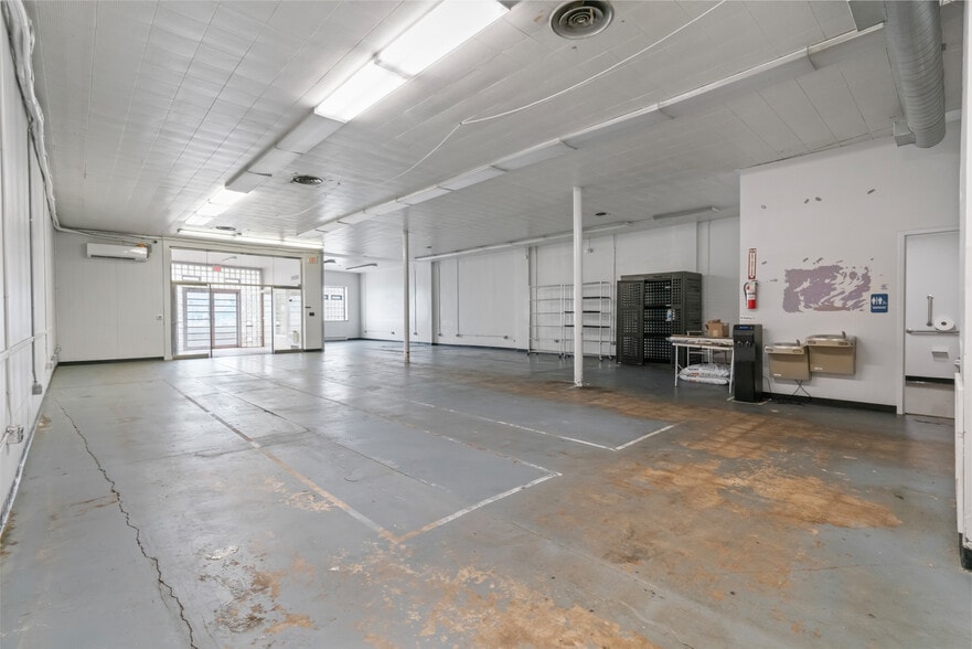 More Photos Of 1825 Boulevard of the Allies, Pittsburgh Showroom For Lease