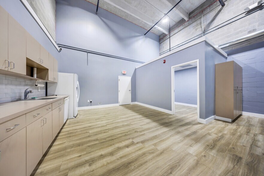 More Photos Of 11379-11399 NW 122nd St, Medley Warehouse For Sale