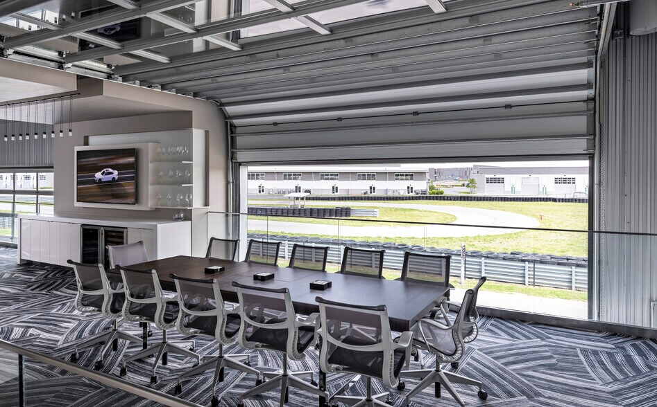 More Photos Of 40-41 Straightaway Dr, Pontiac Parking Garage For Sale