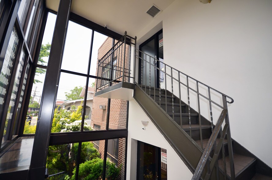 More Photos Of 3485 E Tremont Ave, Bronx Office For Lease