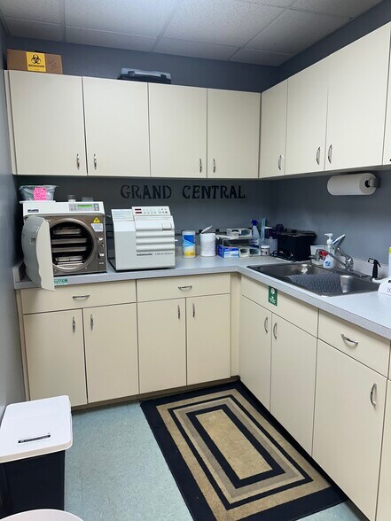 More Photos Of 708 53rd Ave E, Bradenton Office For Lease