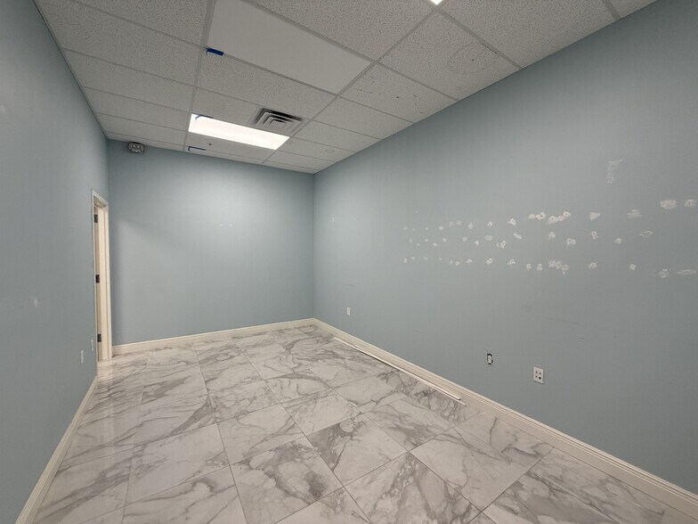 More Photos Of 7245 16th St E, Sarasota Warehouse For Lease