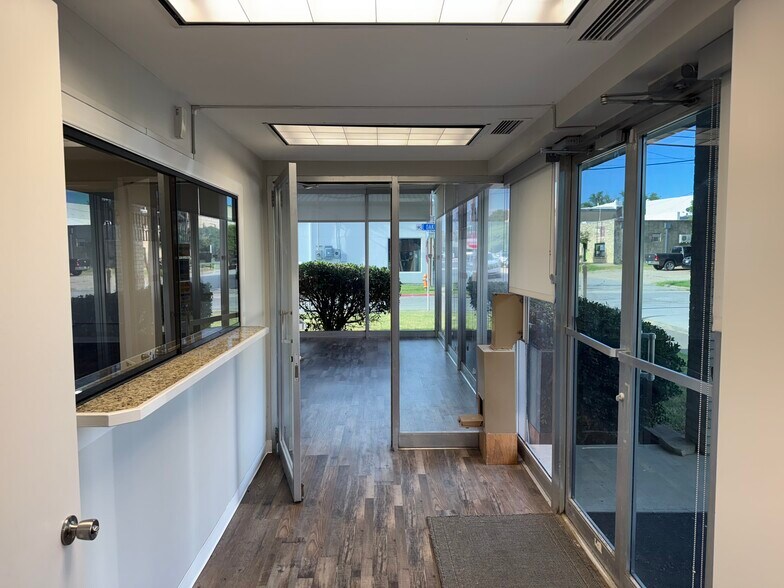 More Photos Of 300 N Washington St, Kaufman Office For Lease