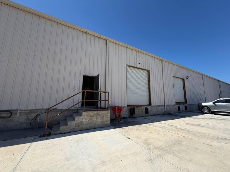 More Photos Of 366 W Taft Vineland Rd, Orlando Warehouse For Lease