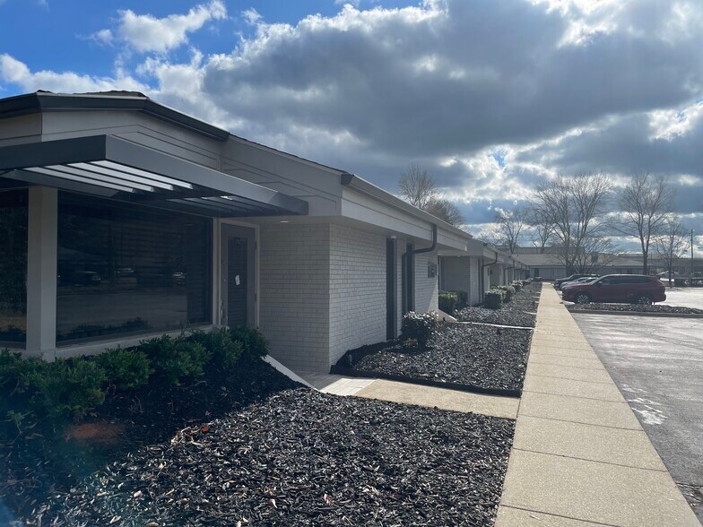 More Photos Of 600 Houze Way, Roswell Medical For Lease