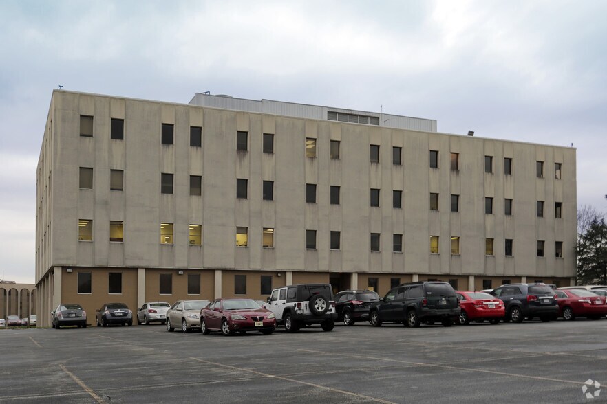 More Photos Of 4755 Kingsway Dr, Indianapolis Office For Lease