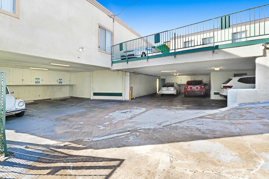 More Photos Of 11975 Laurelwood Dr, Studio City Apartments For Sale