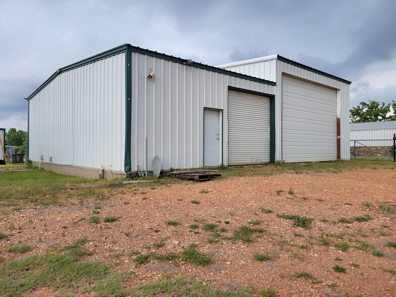 More Photos Of 952 E Highway 71, Bastrop Distribution For Lease