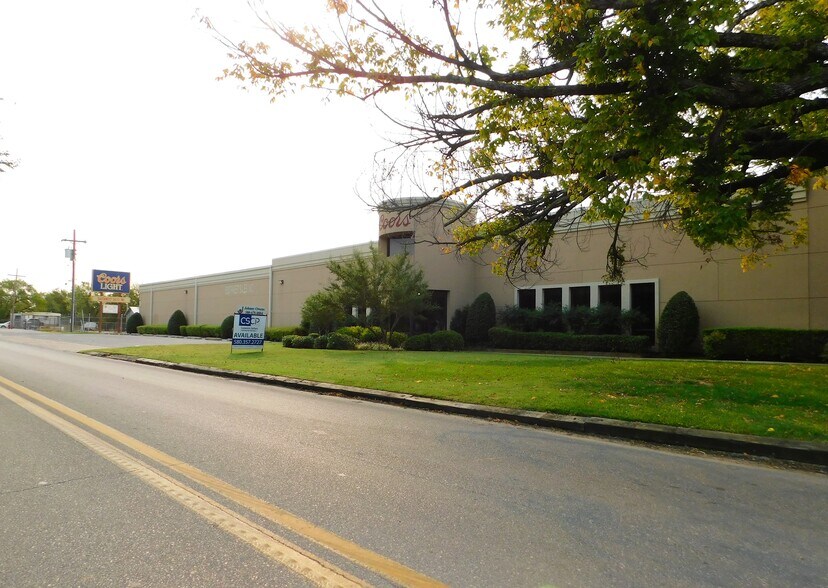 More Photos Of 720 SW F Ave, Lawton Manufacturing For Sale