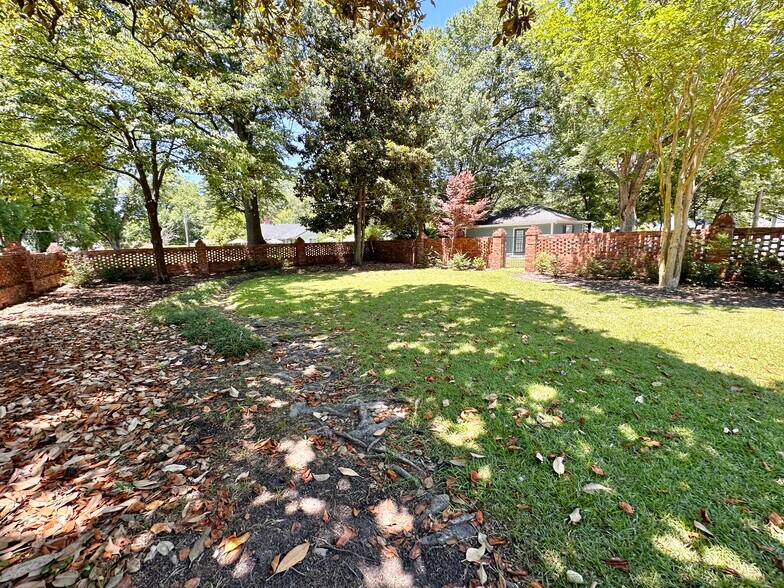 More Photos Of 615 College St, Clinton Hotel For Sale