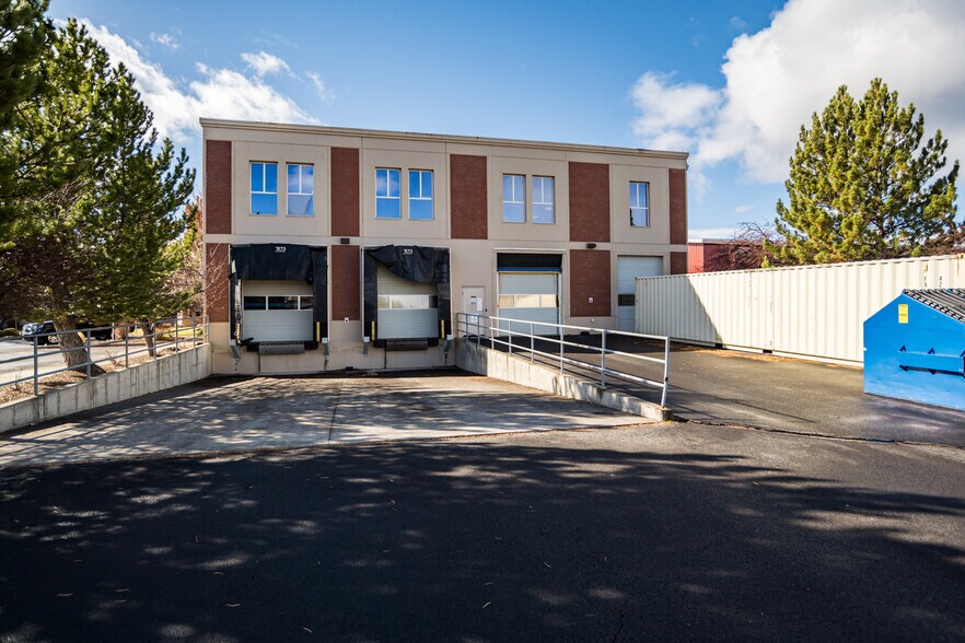 More Photos Of 601 N Larch St, Sisters Research And Development For Sale