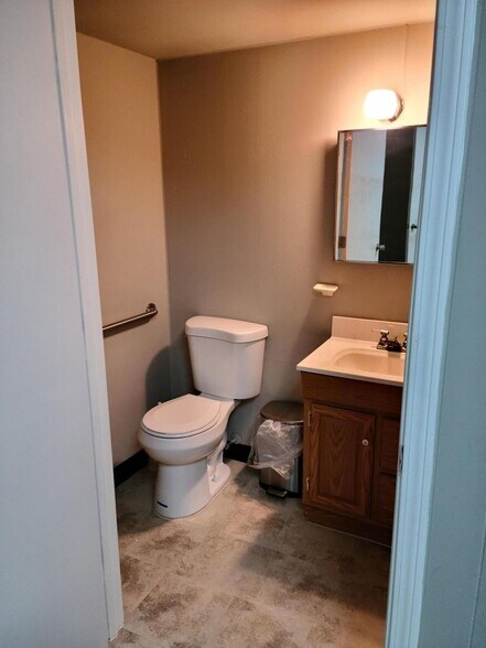More Photos Of 3060 Madison Ave SE, Grand Rapids Service For Lease