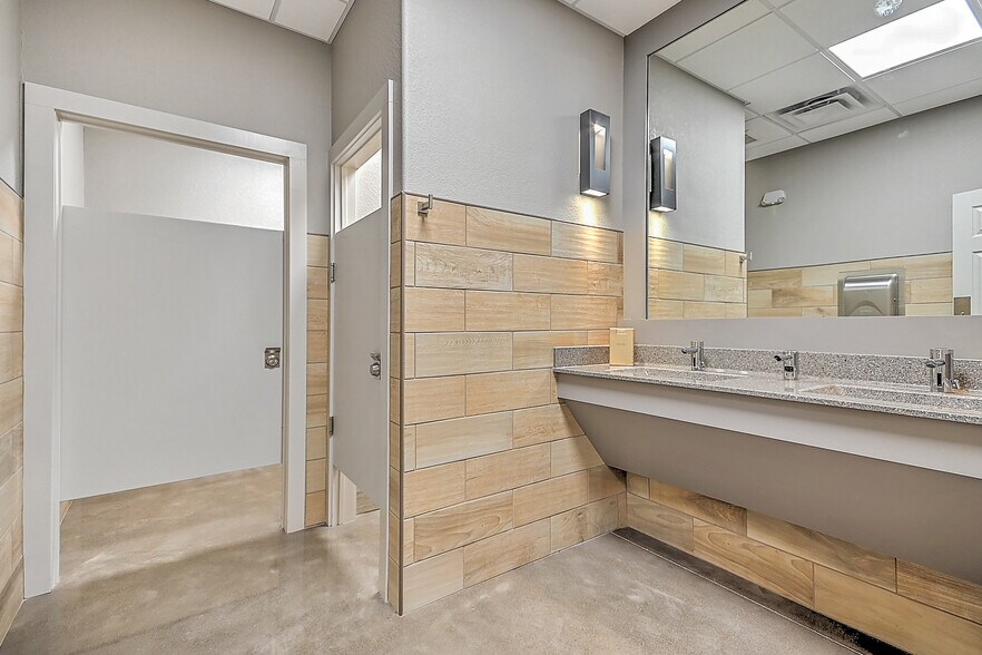 More Photos Of 317 Bluff City Hwy, Bristol Flex For Sale