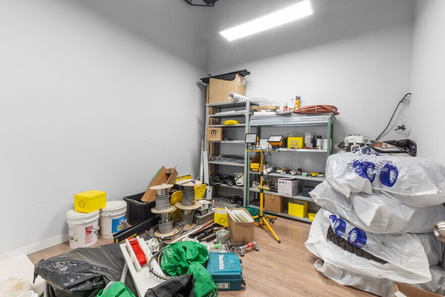 More Photos Of 609-649 Montée De Liesse, Saint-Laurent Warehouse For Sale