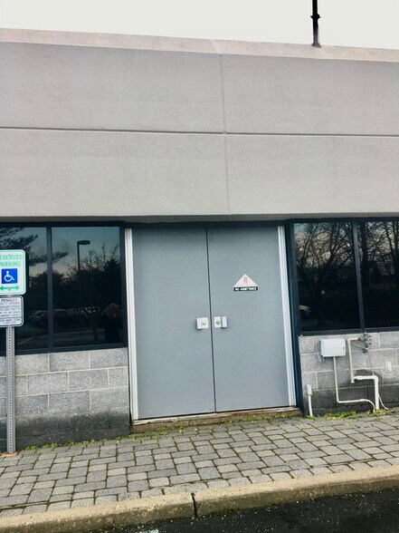 More Photos Of 69 Readington Rd, Branchburg Showroom For Lease