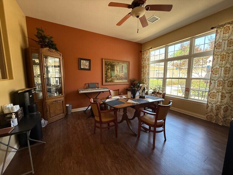 More Photos Of 15+/- Bed Memory Care Illinois Near Peoria, Elmwood Assisted Living For Sale