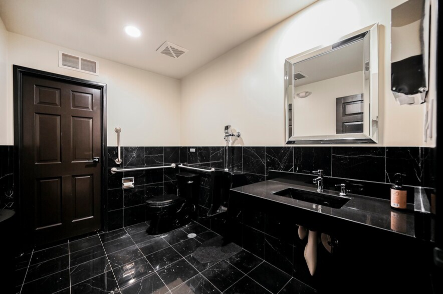 More Photos Of 630 S 3rd St, Las Vegas Office For Sale