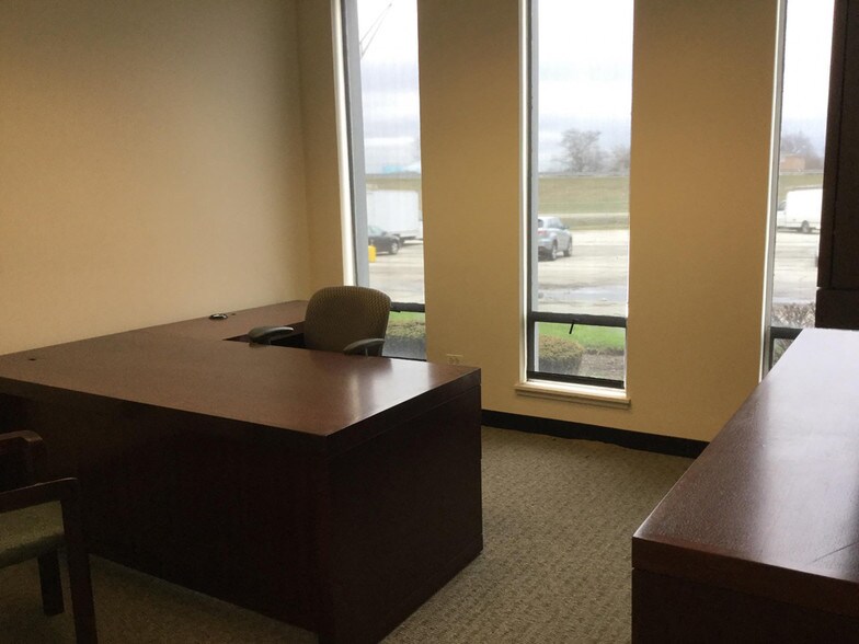 More Photos Of 7700 W 79th St, Bridgeview Self Storage For Lease