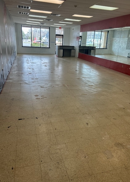 More Photos Of 567 Mantoloking Rd, Brick Storefront Retail Office For Lease