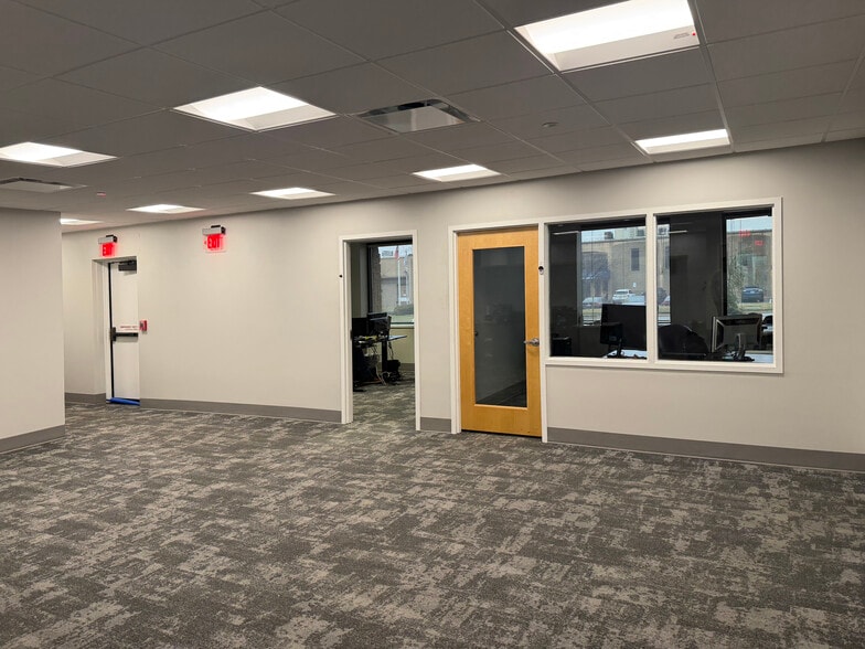 More Photos Of 11000 Lakeview Ave, Lenexa Light Distribution For Sale