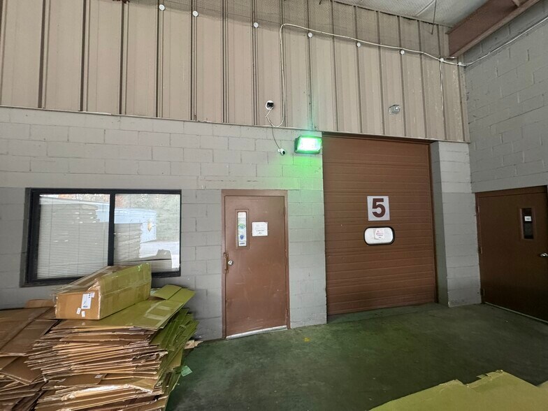 More Photos Of 115 Hood Ter, West Haven Warehouse For Lease