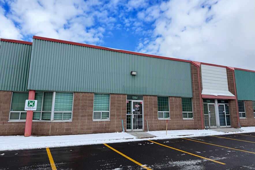 Primary Photo Of 135 Ch du Tremblay, Boucherville Showroom For Lease