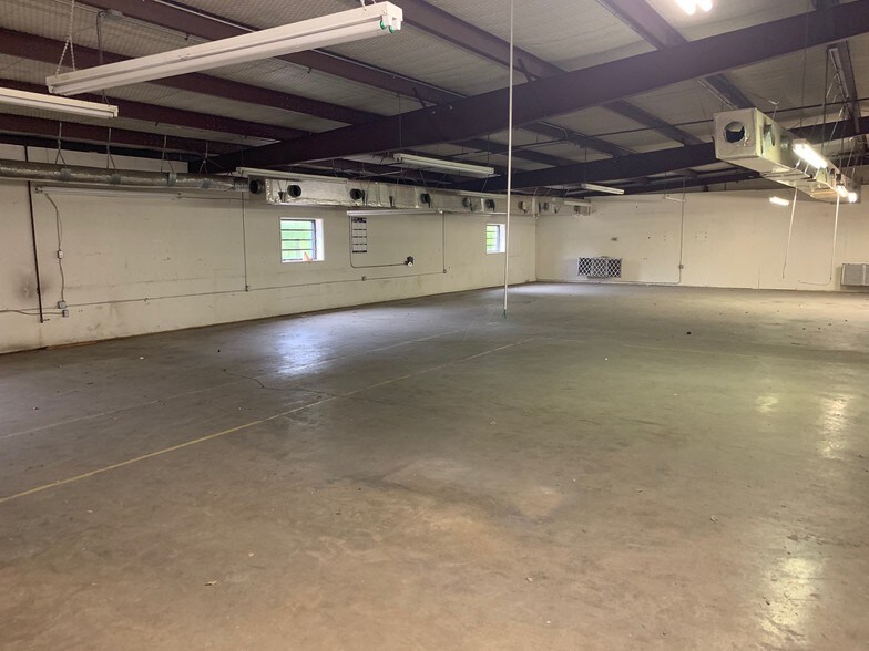 More Photos Of 223 W Danieldale Rd, Dallas Light Distribution For Sale