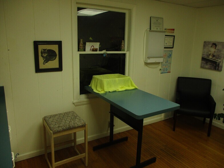 More Photos Of 729 Ridge Rd, Webster Veterinarian Kennel For Sale