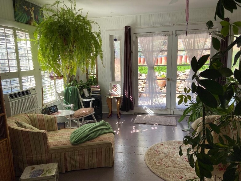 More Photos Of 100 Hill St, Jerome Hospitality For Sale