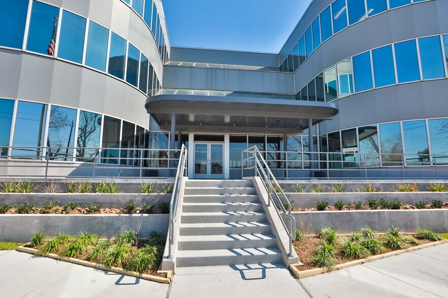 More Photos Of 8955 Katy Fwy, Houston Office For Lease