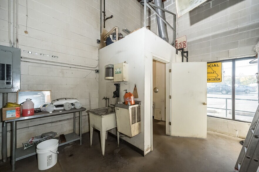 More Photos Of 3444 N Lindbergh Blvd, Saint Ann General Retail For Sale