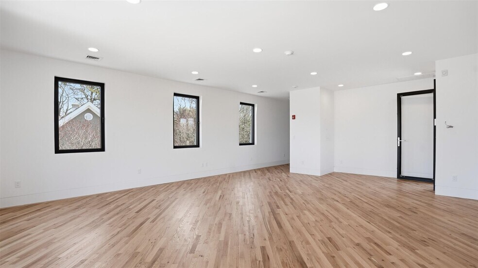 More Photos Of 200 W Montauk Hwy, Hampton Bays Freestanding For Lease