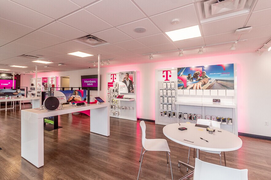 More Photos Of 1186 N Shawano St, New London General Retail For Lease