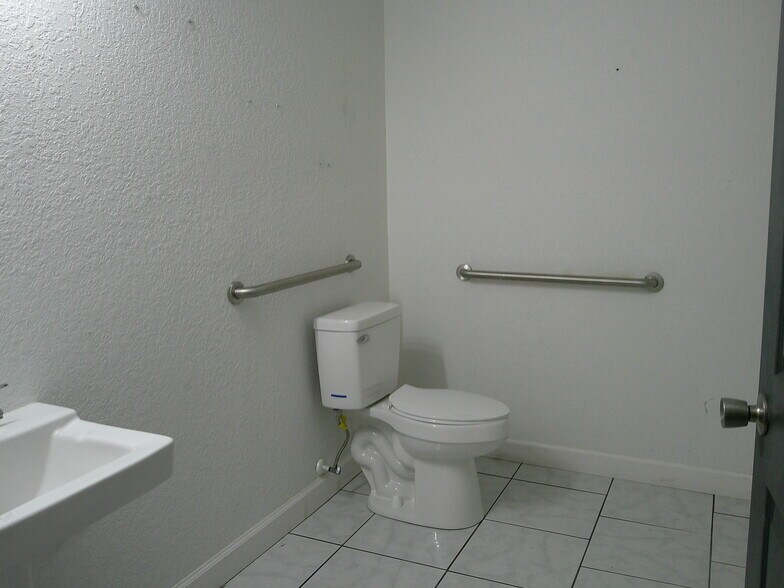 More Photos Of 970 McDonald St, Waycross Flex For Sale