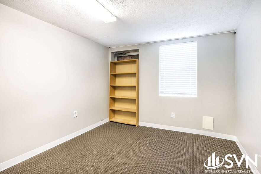 More Photos Of 821 Porter Pl, Lexington Warehouse For Lease