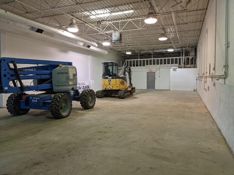 More Photos Of 8312-8314 Fraser Av, Fort McMurray Showroom For Lease