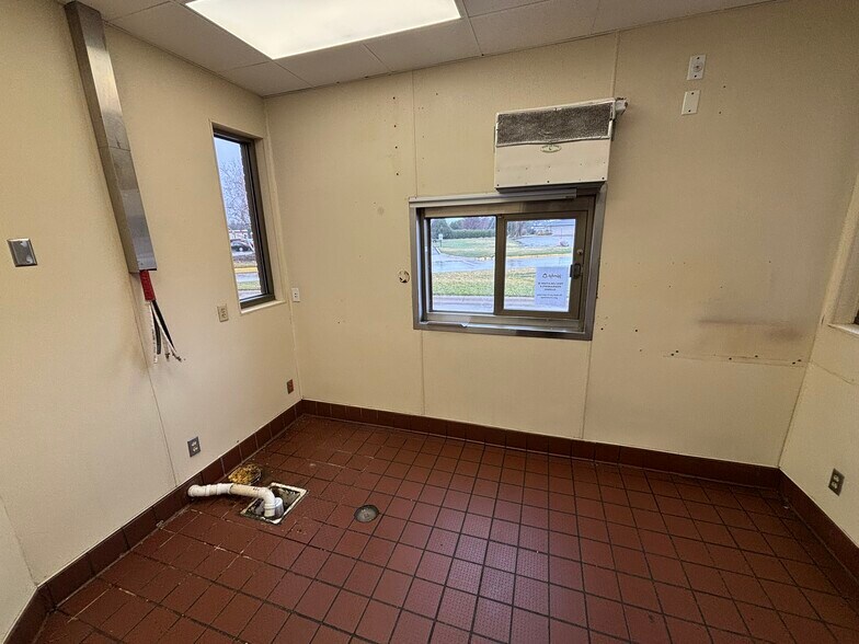 More Photos Of 1302 N 24th St, Clear Lake Fast Food For Lease