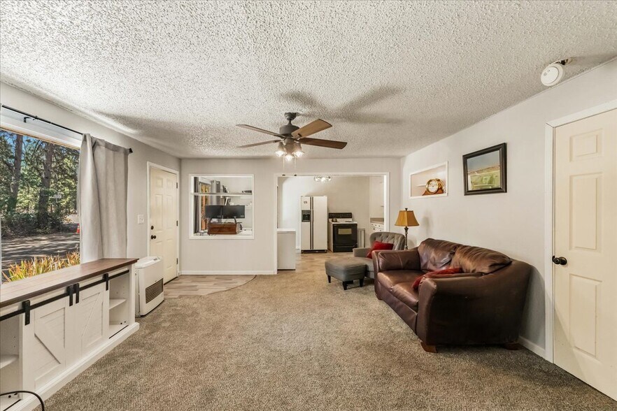 More Photos Of 21375 Main St, Lakehead General Retail For Sale