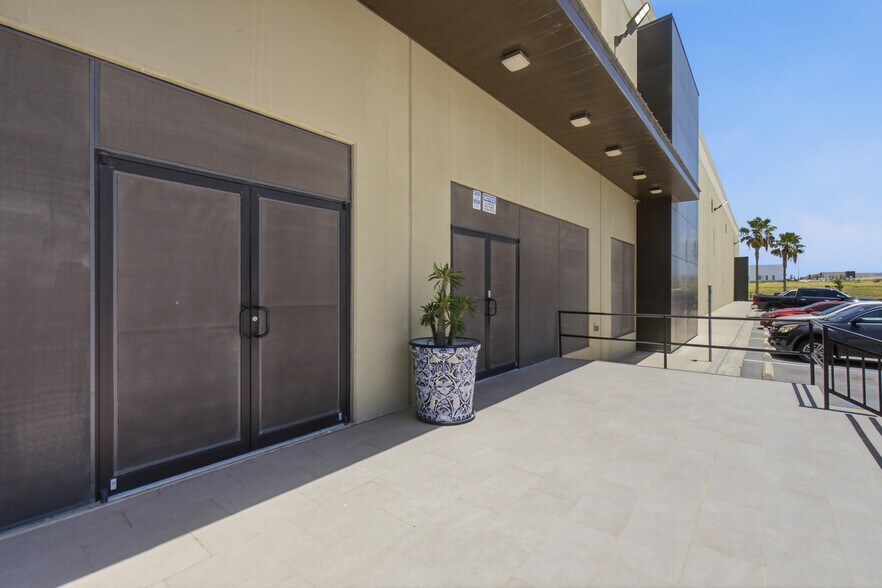 More Photos Of 14206 Mercury Dr, Laredo Distribution For Lease