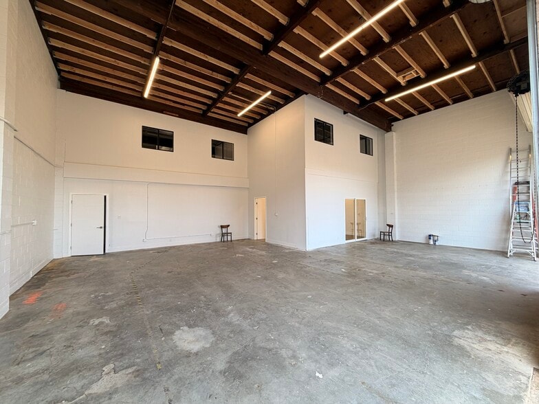 More Photos Of 3113 Middlefield Rd, Redwood City Light Distribution For Lease