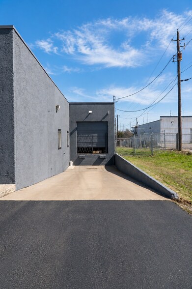 More Photos Of 3911 Woodbury Dr, Austin Warehouse For Lease