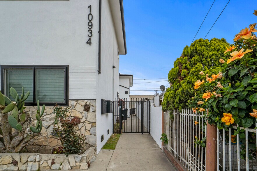 More Photos Of 10934 Burin Ave, Inglewood Apartments For Sale
