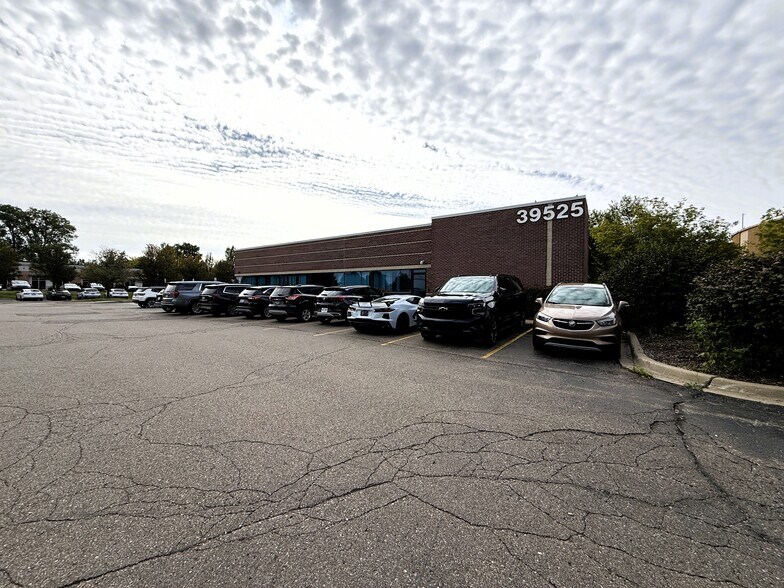 More Photos Of 39525 14 Mile Rd, Novi Medical For Lease