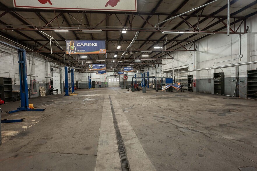 More Photos Of 1561 W Liberty Ave, Pittsburgh Auto Dealership For Lease