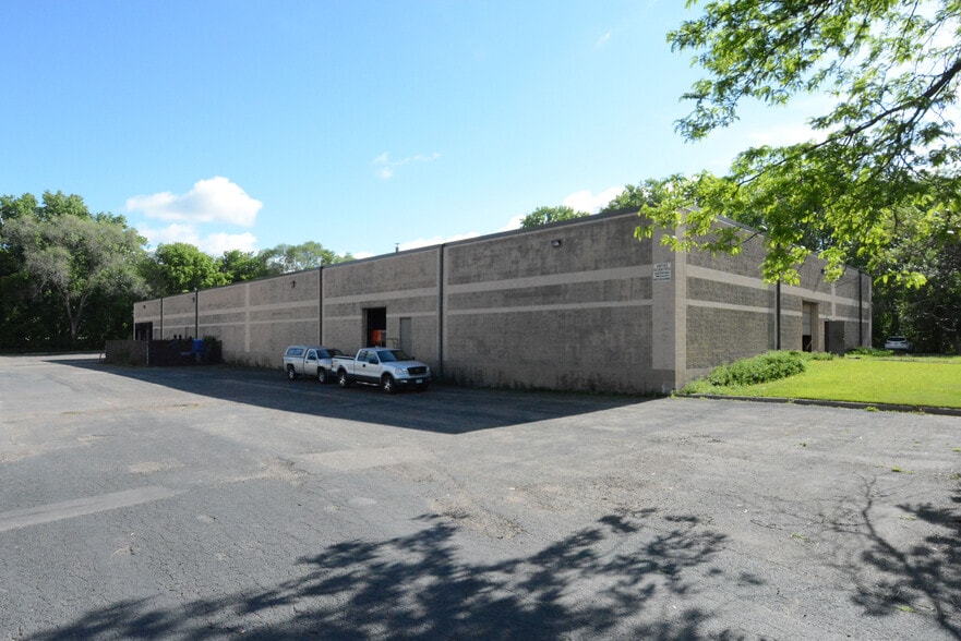 More Photos Of 15 Yorkton Ct, Little Canada Manufacturing For Sale