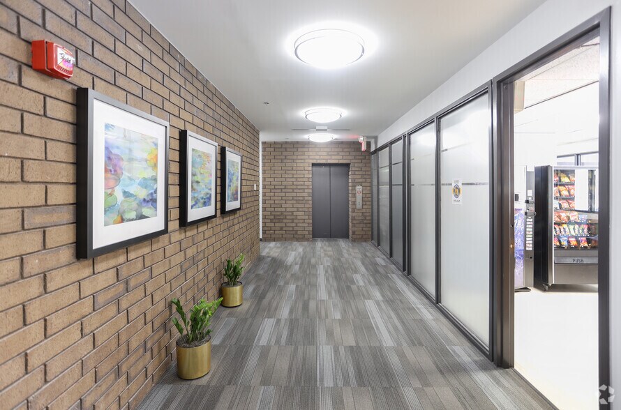 More Photos Of 12125 Woodcrest Executive Dr, Saint Louis Office For Lease