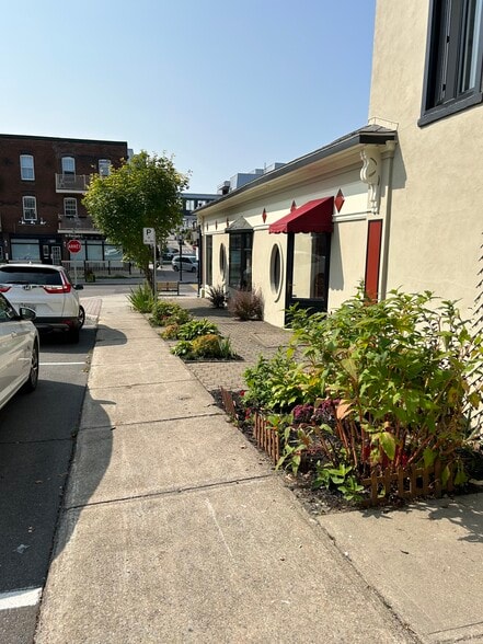 Primary Photo Of 116 Rue Principale E, Sainte-agathe-des-monts General Retail For Lease