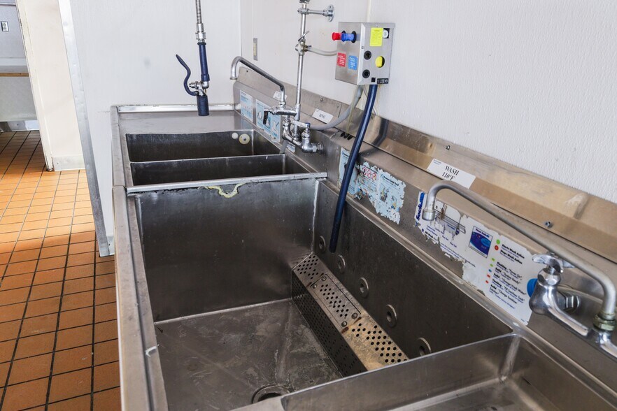 More Photos Of 901 E Broadway Ave, North Little Rock General Retail For Sale