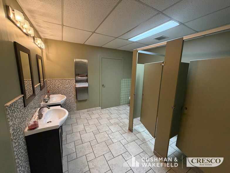 More Photos Of 16500 W Sprague Rd, Middleburg Heights Office For Sale