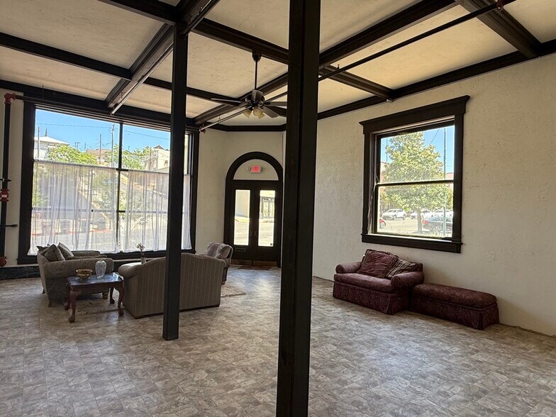 More Photos Of 300 N Broad St, Globe Specialty For Sale